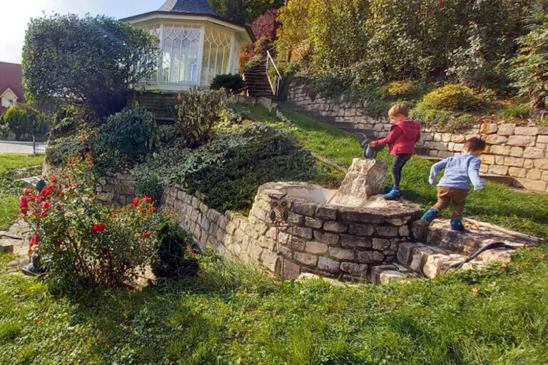 kinder_hinter_pavillon-foto