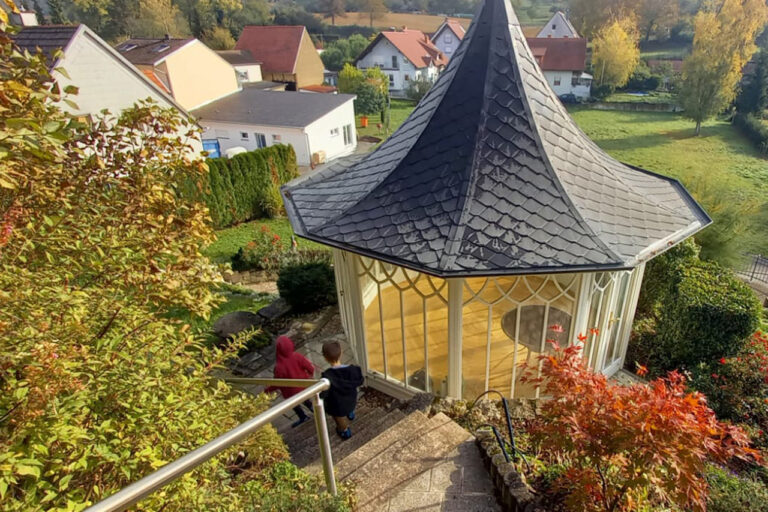 kinder_vor_pavillon-foto