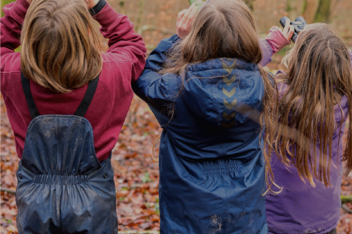 kinder_mit_fernglaesern-foto
